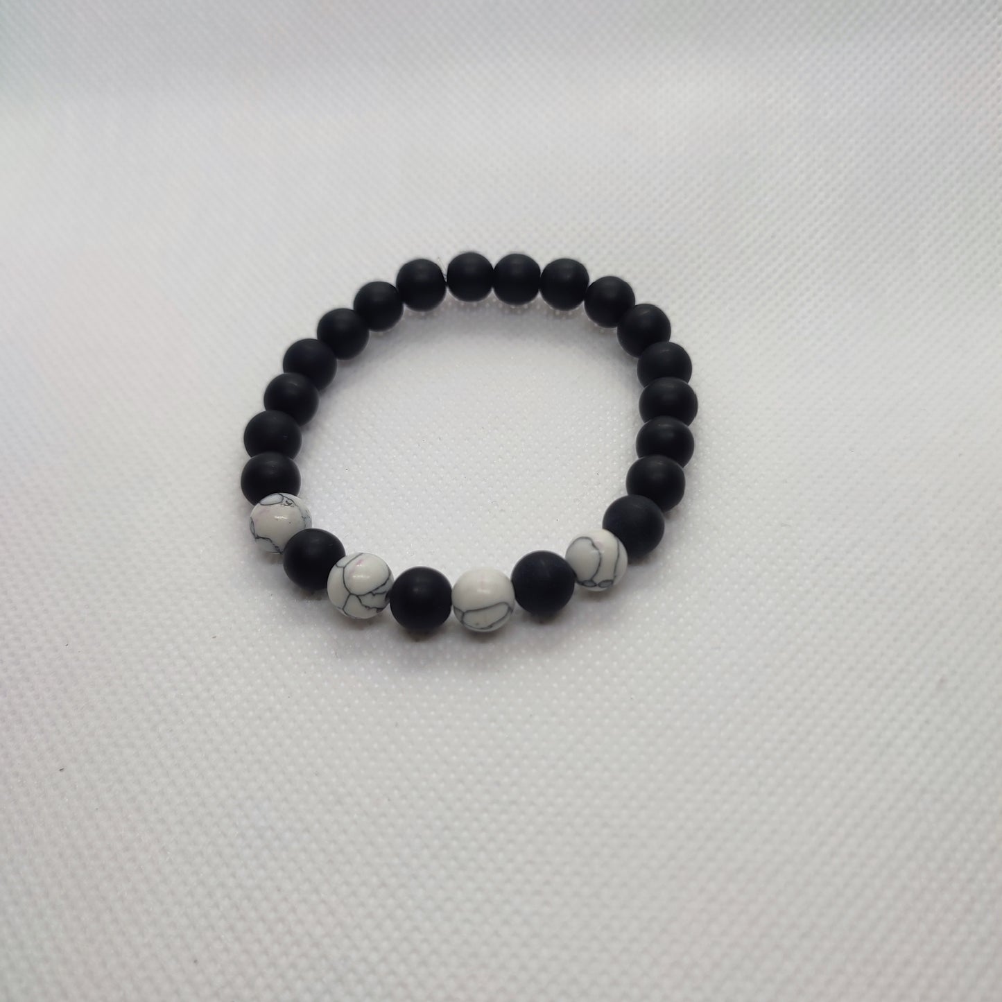 Pulseira na pedra Ágata negra polida e Howlite branca