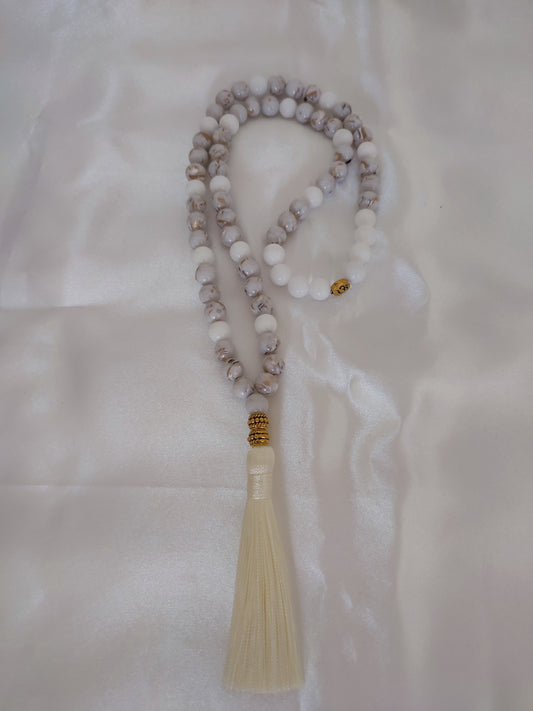 Japamala na pedra Howlite e Jade Malaysia Branca